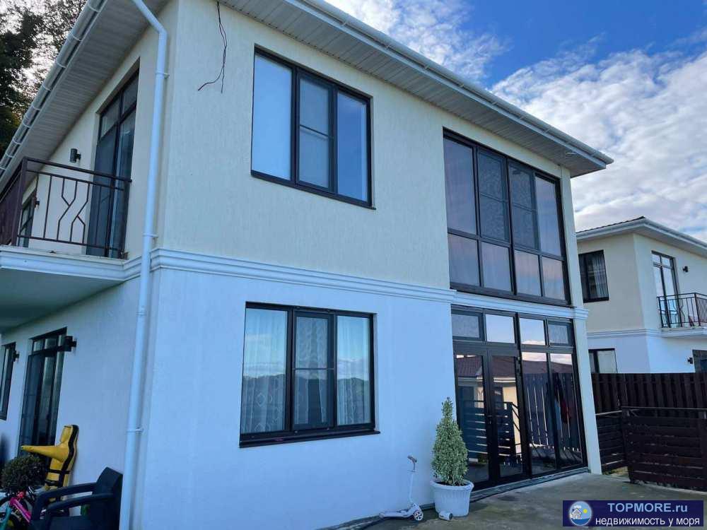 Продается новый дом с отличным ремонтом. С гостиной и террасы, а также с двух спален красивый вид на море, горы и...