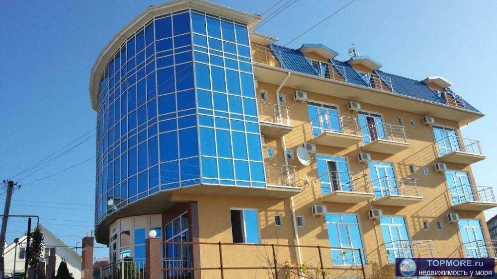 Продажа / Дома и коттеджи, Сочи, Фермерская улица, 220 000 000 р. Продается гостевой дом в Адлере общей площадью 1070 кв.м. +200 кв.м коттедж. 28 номеров, все с кухонными зонами. На...