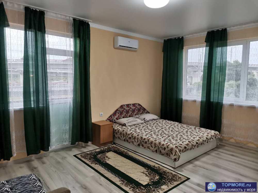 Продается жилой гараж в центре Адлера, помещение на третьем этаже площадью 81 кв.м. имеется два балкона. Внутри...