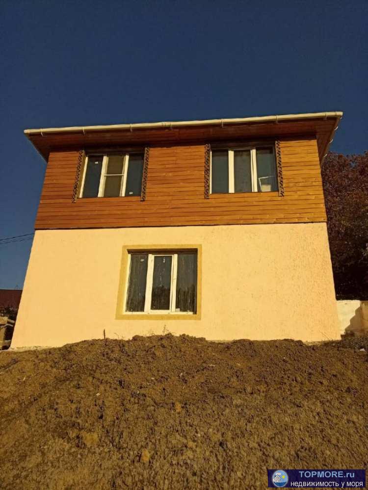 Двухэтажный дом 63м2, первый этаж блочный, второй блочный, отделан лиственницей. В доме кухня-гостиная, 2 спальни,... - 1