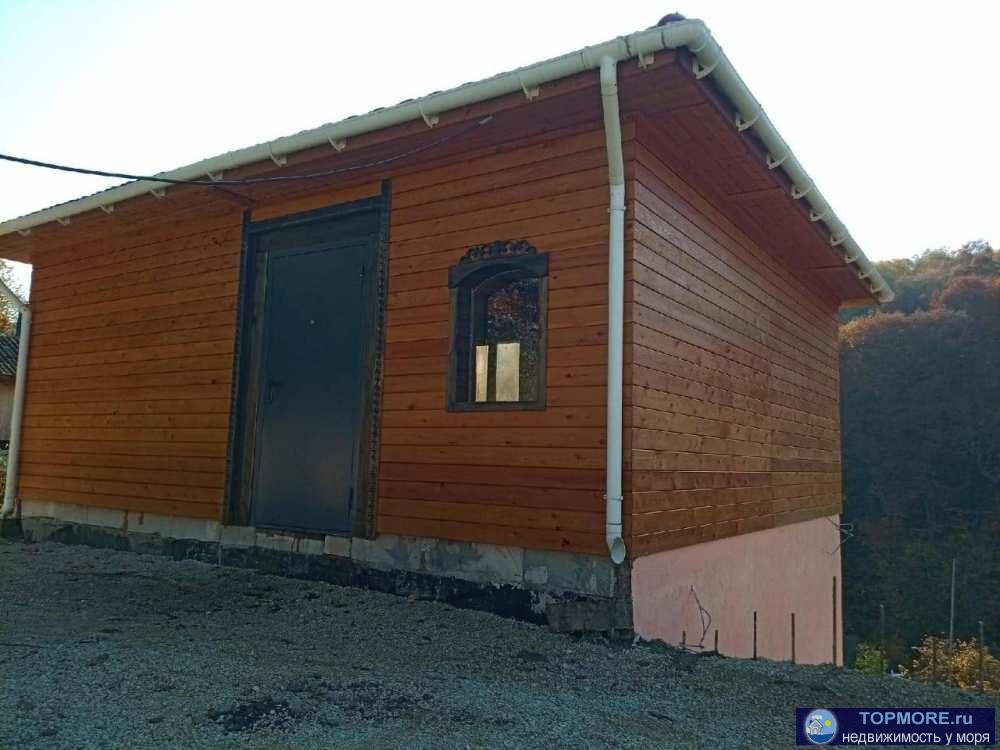 Двухэтажный дом 63м2, первый этаж блочный, второй блочный, отделан лиственницей. В доме кухня-гостиная, 2 спальни,... - 2