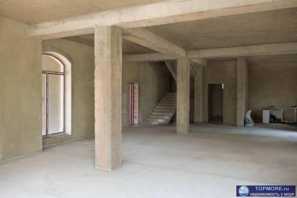 Роскошный особняк с панорамой на весь город и побережье. До моря 700 метров. 4-х этажный дом + 1 этаж подвальный. На...