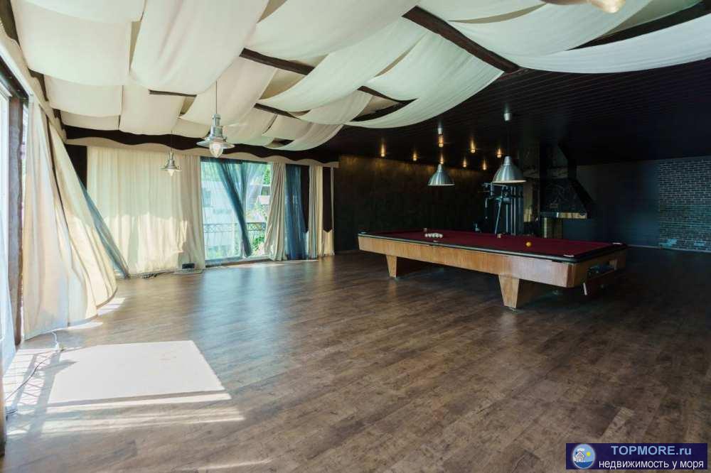 Продается шикарный дом, площадью 450м2, для людей желающих выделяться своей уникальностью жилья, завораживающим не... - 1