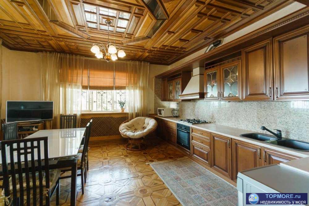 Продается шикарный дом, площадью 450м2, для людей желающих выделяться своей уникальностью жилья, завораживающим не... - 2