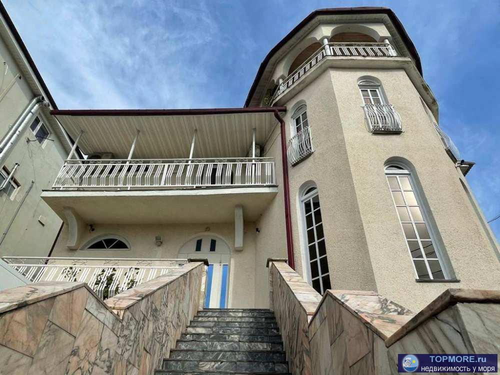 Дом капитальный. Центральные коммуникации. В доме газ. Высокие потолки. С террасы вид на горы и море. Площади по...