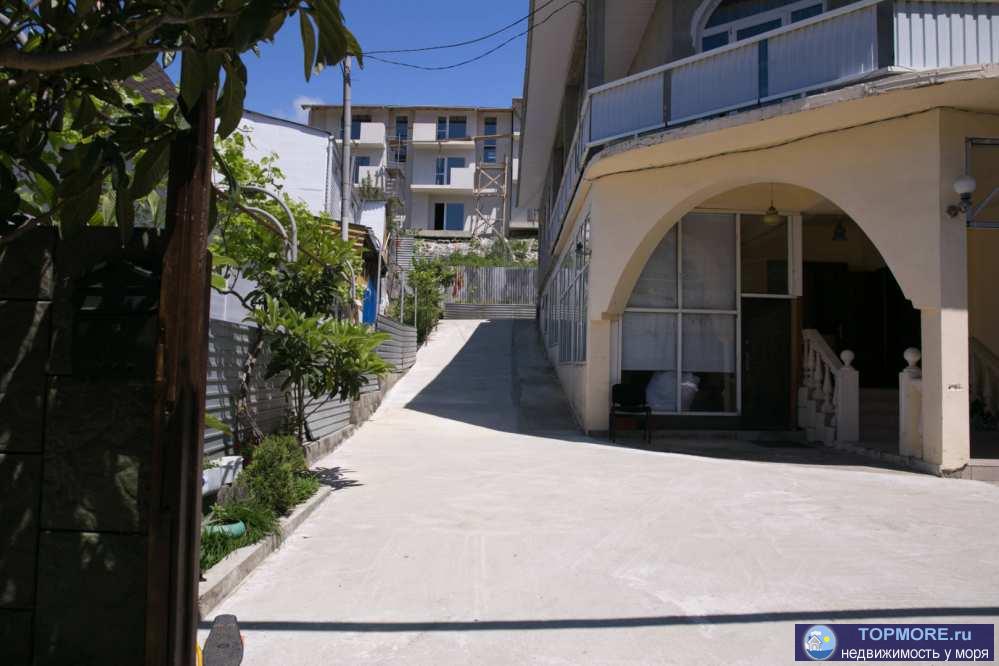 Продается 2-х этажный дом на Голубых далях, на участке 6 соток. Первый этаж гостевой комплекс 21 номер, с общими... - 1