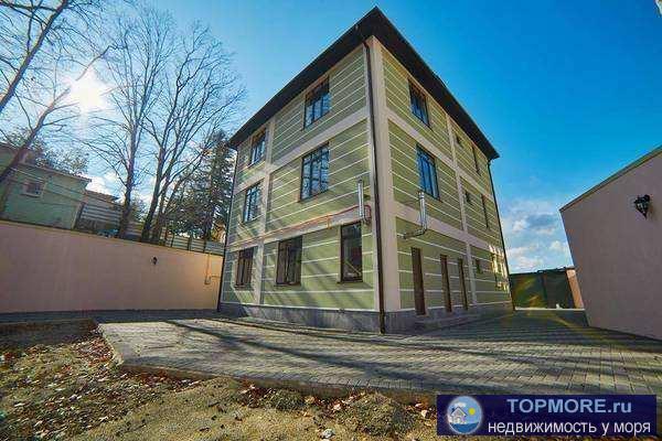 Закрытая территория, детская и спортивная площадка, устройство для спуска маломобильных жителей дома. При...