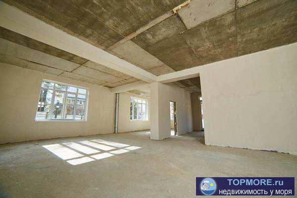 Закрытая территория, детская и спортивная площадка, устройство для спуска маломобильных жителей дома. При... - 2