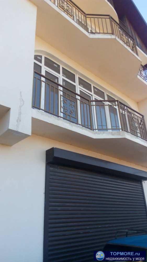 Лот № 95472. Два дома на учаске 6 сот. Гостевой 1-этажный домик. И основной 3 этажа 360 кв.м. Свет, вода Центральная,...