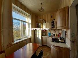 В продаже квартира сталинского проекта в центре Севастополя....