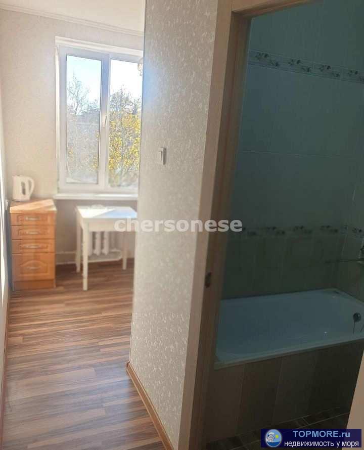 Продается двухкомнатная квартира на Хрусталева.  Квартира расположена на 5 этаже пятиэтажного дома. Квартира светлая,... - 2