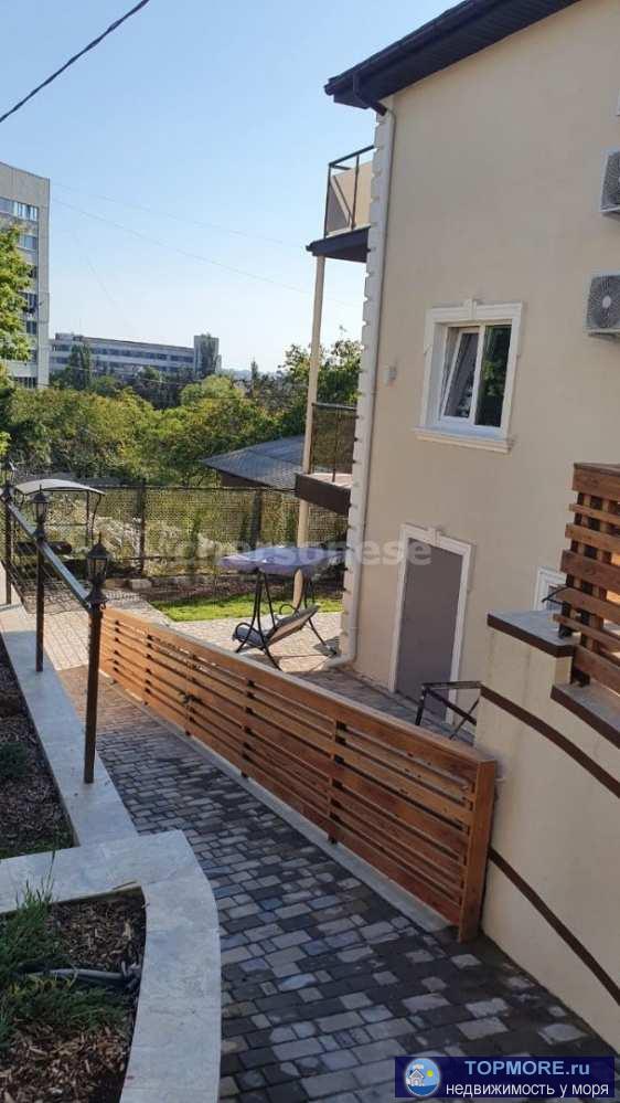   Кирпичный трёхэтажный дом общей площадью 500 кв.м, жилой — 390 кв.м, кухня — 12 кв.м. В доме продумана просторная...