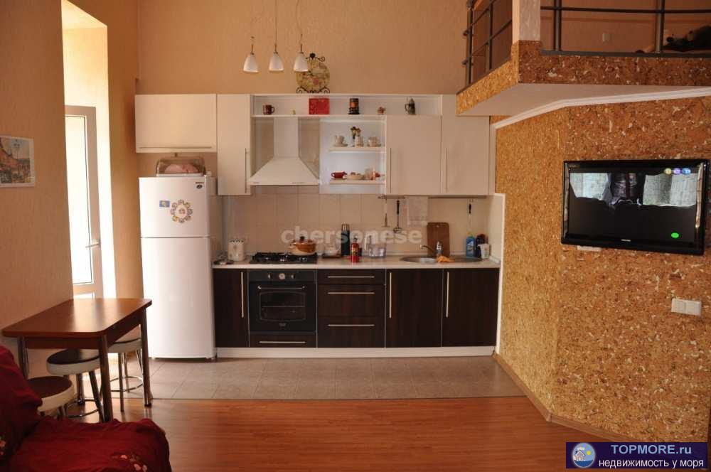 Сдается длительно  прекрасная квартира в центре города (район Арт бухты).  Дом сталинской постройки, толщина стен...