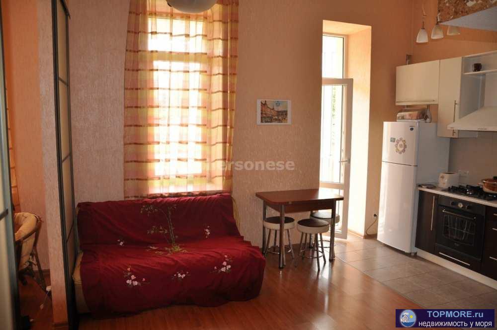 Сдается длительно  прекрасная квартира в центре города (район Арт бухты).  Дом сталинской постройки, толщина стен... - 2