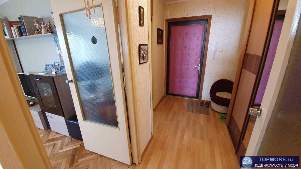 В продаже квартира в районе Голубые дали .Хороший подъезд .Квартира угловая с балконом .   Квартира с жилым ремонтом... - 2