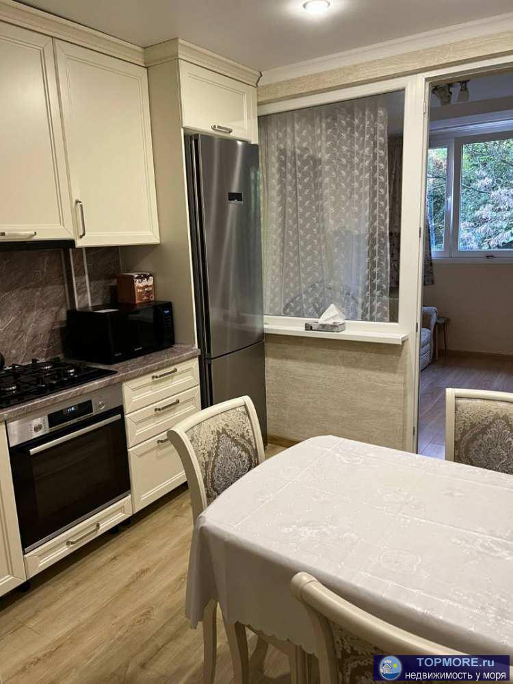 Лот № 159760. Продам отличную двухкомнатную квартиру с евро ремонтом с мебелью и бытовой техникой в центре Сочи .... - 1