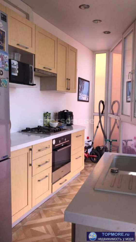 Продаётся двухкомнатная квартира 64 кв.м недалеко от центра Севастополя. Большие панорамные окна. В квартире сделан...