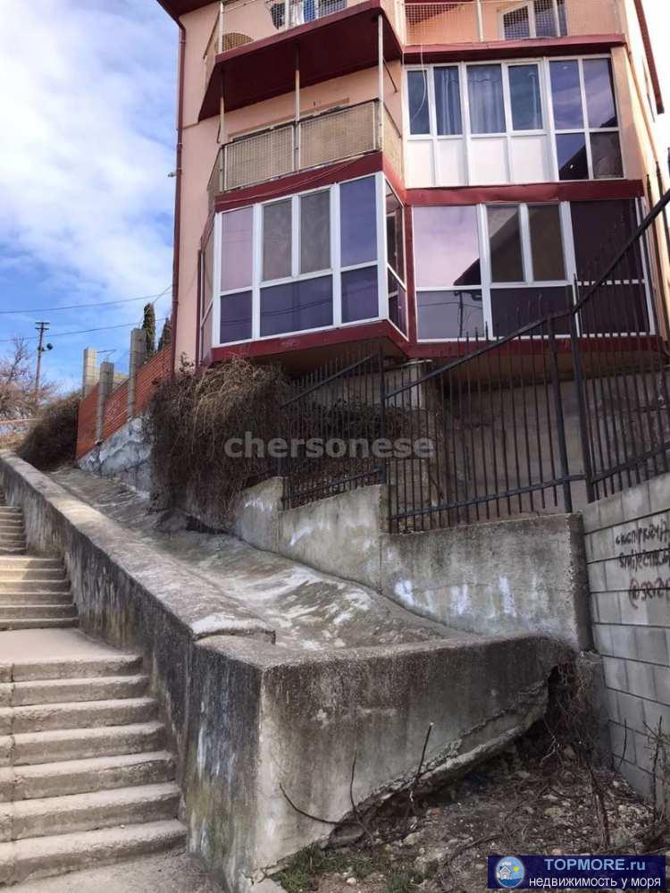 Продаётся двухкомнатная квартира 64 кв.м недалеко от центра Севастополя. Большие панорамные окна. В квартире сделан... - 1