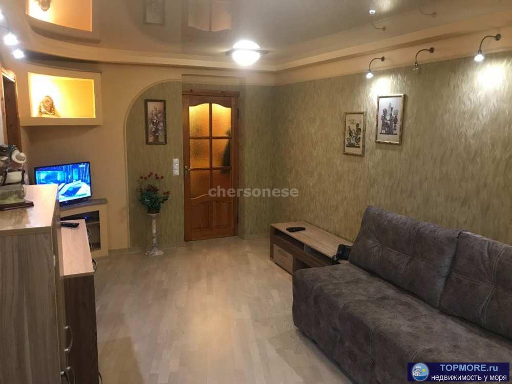 Сдается трехкомнатная квартира с Евроремонтом.  Есть вся необходимая мебель и техника для комфортного проживания,... - 1