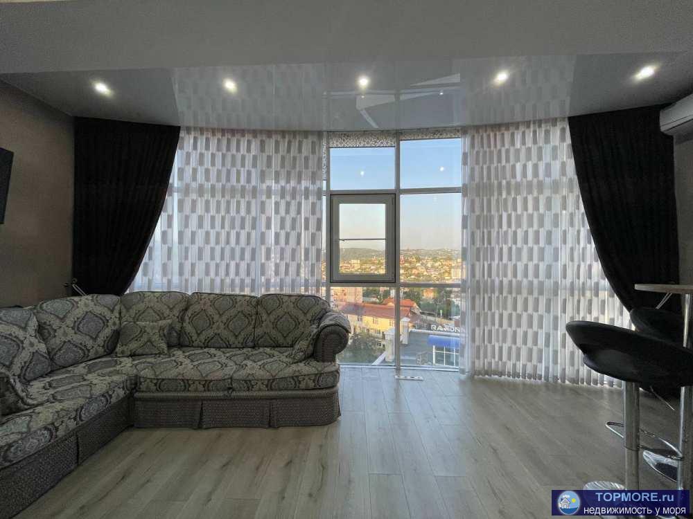 Продается квартира с видом на город в Завокзальном районе центрального Сочи.  У дома панорамные окна, роскошный вид...