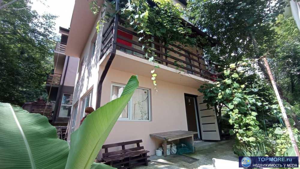 Продаю добротный, трехэтажный дом с видом на горы между Адлером и Красной поляной. Из окон и с балконов открываются...