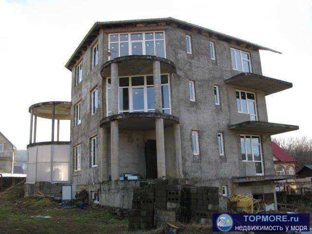 Продается трехэтажный дом в Сочи, район Дагомыс, жст Чаевод. Дом общей площадью 843 м2, черновая отделка, подведены...
