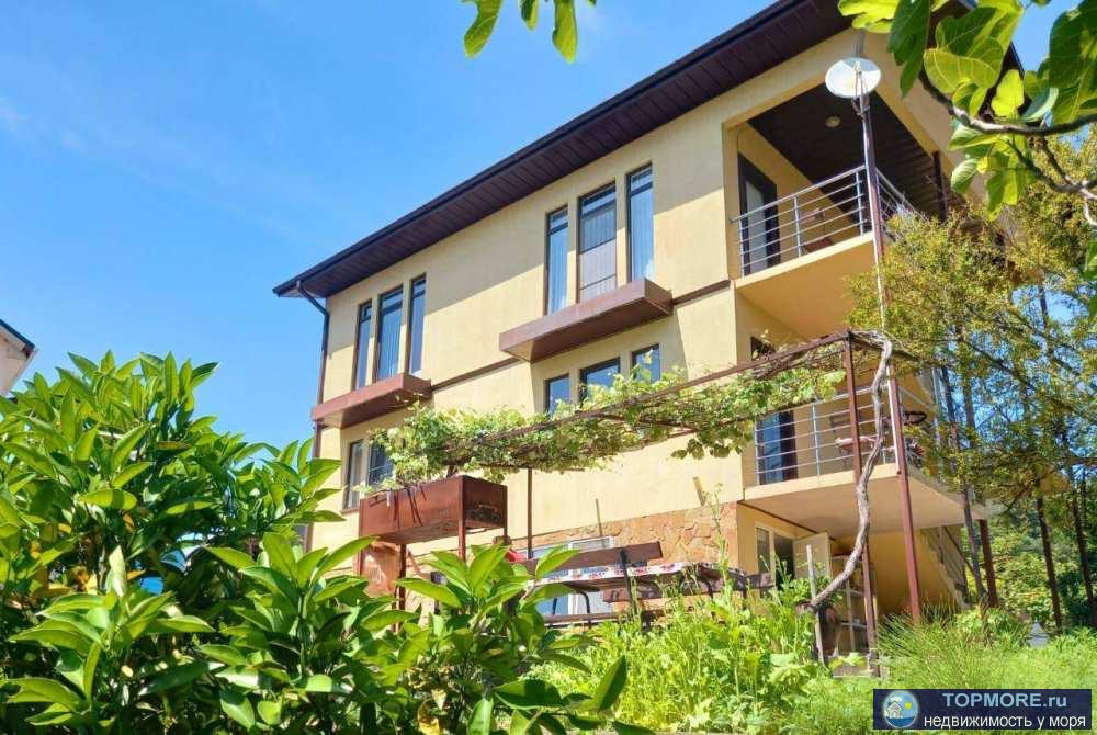    Предлагаю к продаже отличный дом 260 м2 ,участок ижс 9 соток  3 этажа-3 входа отдельных! Все коммуникации...