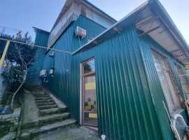 Продается просторный дом в центре, верх Светланы. В доме 3 этажа,...
