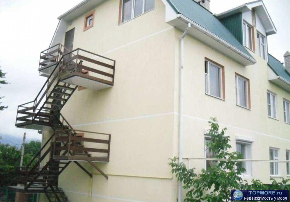 Лот № 21083. Продается 1/2 часть дома в снт Ветеран,4 уровня,на 3,9 сотках,200 кв.м,не считая балконов. Состоит из...