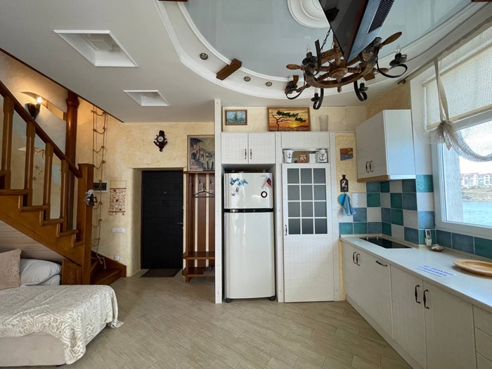 Аренда ! видовая 2-х уровневая квартира на берегу Черного моря, Гагаринский район г. Севастополя. Первый этаж: кухня...
