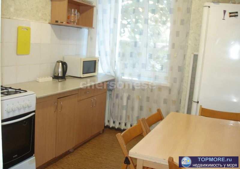 Сдается  двухкомнатная квартира в центре, р-н Артбухты.   Комнаты изолированные, без балкона . Рядом сквер, школа,... - 1