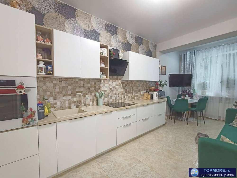 Лот № 165179. Продается квартира в центре Адлера. Высокий первый этаж. Евро трехкомнатная: большая кухня гостиная,... - 2