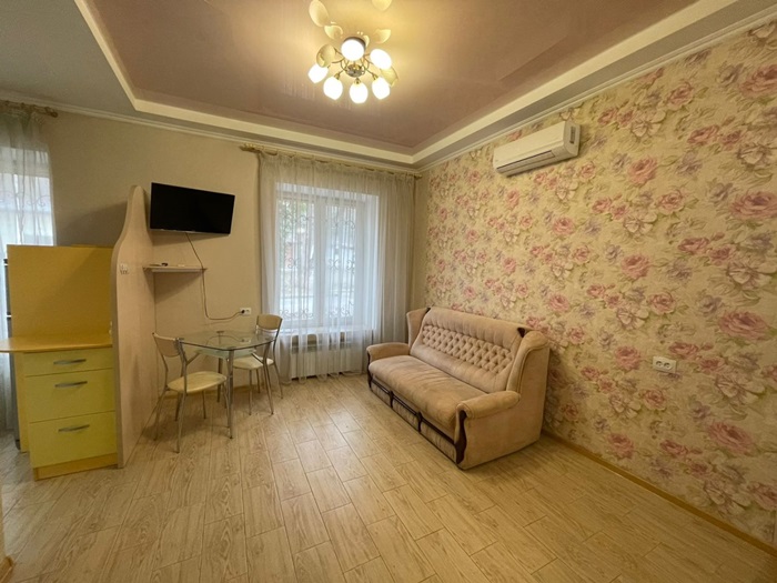 Сдается 1 комнатная квартира- студия в самом центре Севастополя . Дом "Сталинка". Высокие потолки, отличная...
