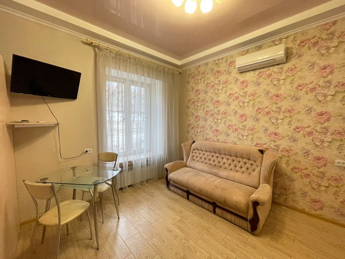 Сдается 1 комнатная квартира- студия в самом центре Севастополя . Дом "Сталинка". Высокие потолки, отличная... - 1