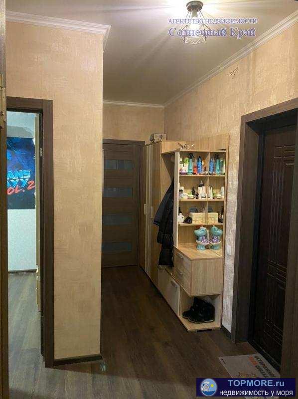 В городе Анапа продаётся 2-х комнатная квартира c ремонтом. 56 кв.м.  Остаётся кухня, кондиционер, стиральная машина,... - 1