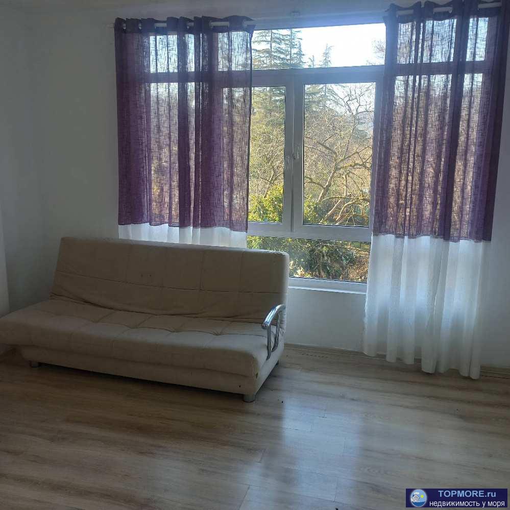 Лот № 165584. Продается светлая квартира с ремонтом и мебелью в Сочи, район Мацеста. Панорамное окно с видом на...