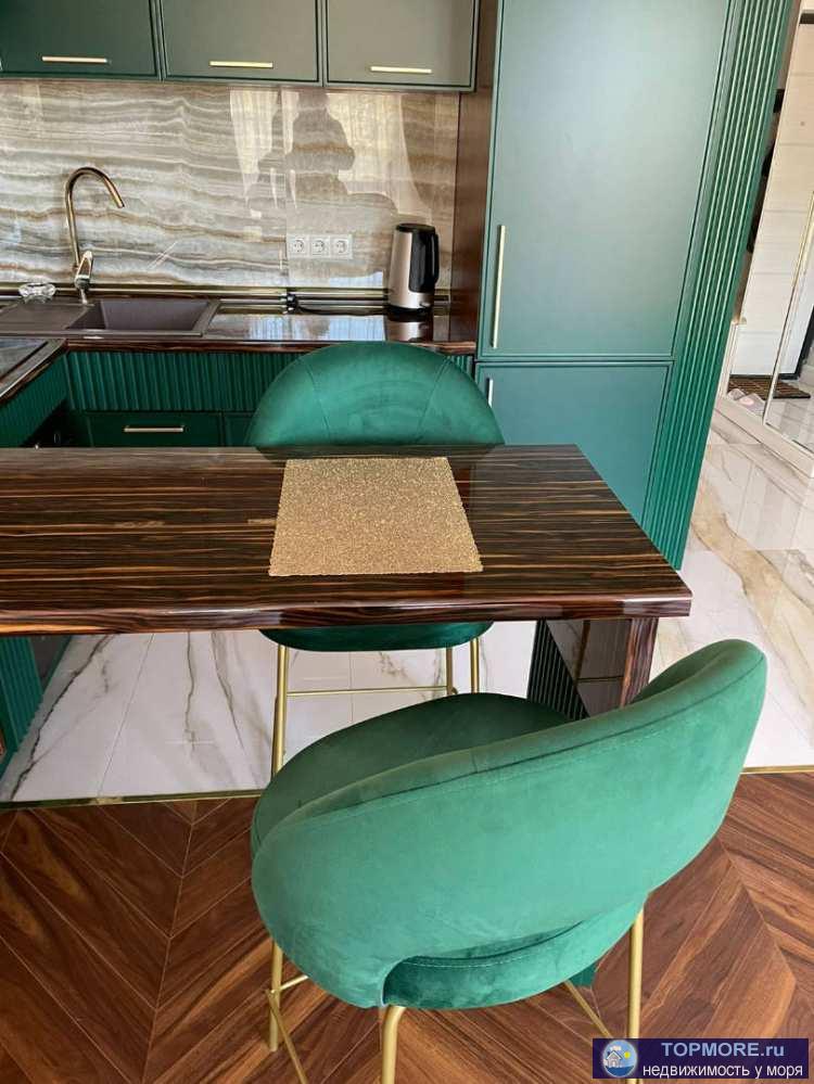 Лот № 169280. Роскошная квартира с дизайнерским ремонтом, с балкона вид на горы! Спальня с окном в... - 1