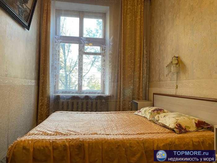 Сдается в аренду 2-х комнатная квартира в самом центре г. Севастополя (пл. Лазарева). Дом Сталинка. Высокие потолки....