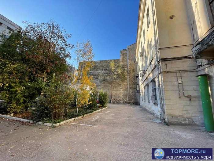 Сдается в аренду 2-х комнатная квартира в самом центре г. Севастополя (пл. Лазарева). Дом Сталинка. Высокие потолки.... - 1