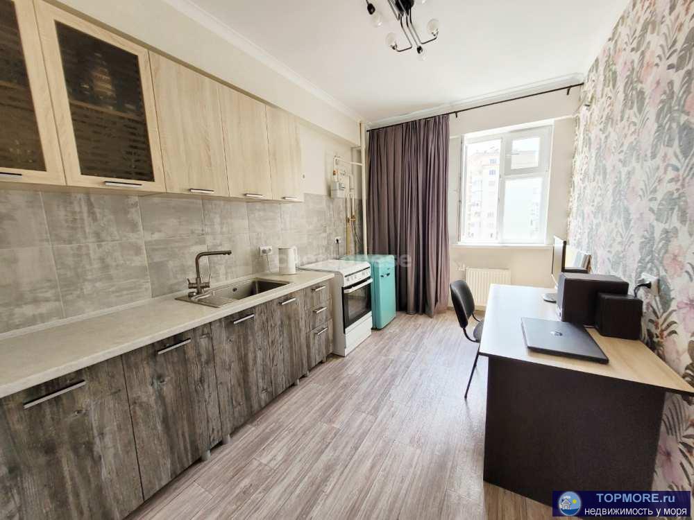 В прямой продаже однокомнатная квартира у моря на проспекте Античный.  Про квартиру: свежий ремонт, Обои Grandeco...