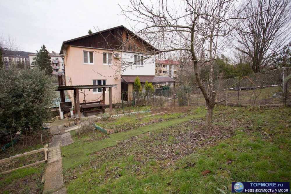 Лот № 152966. Продаю 3-х этажный блочный дом в Адлере, в 10 минутах от центра. В доме 5 изолированных комнат, 3...