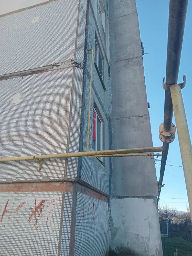 В благоустроенном гaзифицирoвaннoм  поceлкe c pазвитой инфрaструктуpой,10 минут езды до море,  продается 2 комнатная...