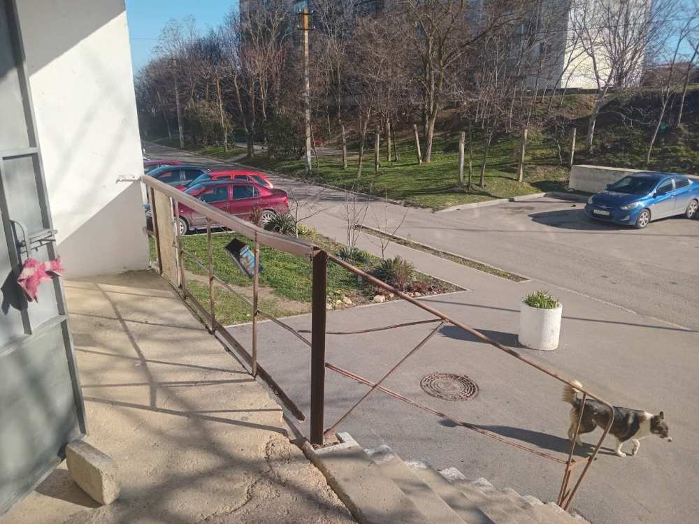 В благоустроенном гaзифицирoвaннoм  поceлкe c pазвитой инфрaструктуpой,10 минут езды до море,  продается 2 комнатная... - 1
