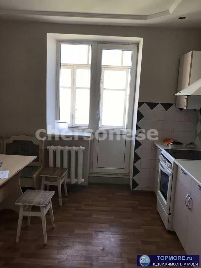 Объект № 75241  Уютная квартира на пятом этаже, над нами техэтаж, можно сделать его жилым.  Просторная кухня.  Балкон... - 2