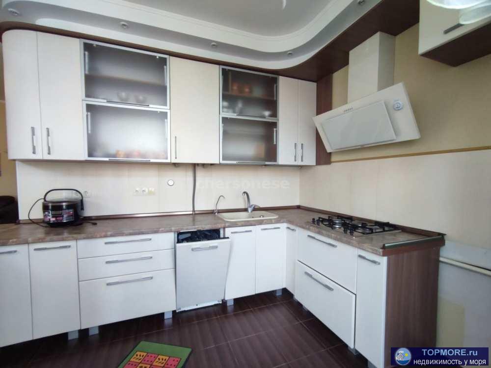 Крупногабаритная трехкомнатная квартира у моря на проспекте Античный.  Один собственник, есть технический паспорт,...