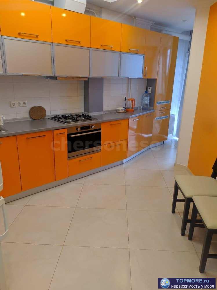 В продаже видовая однокомнатная квартира с интересной планировкой.  Панорамное остекление, десятый этаж, вид на море...