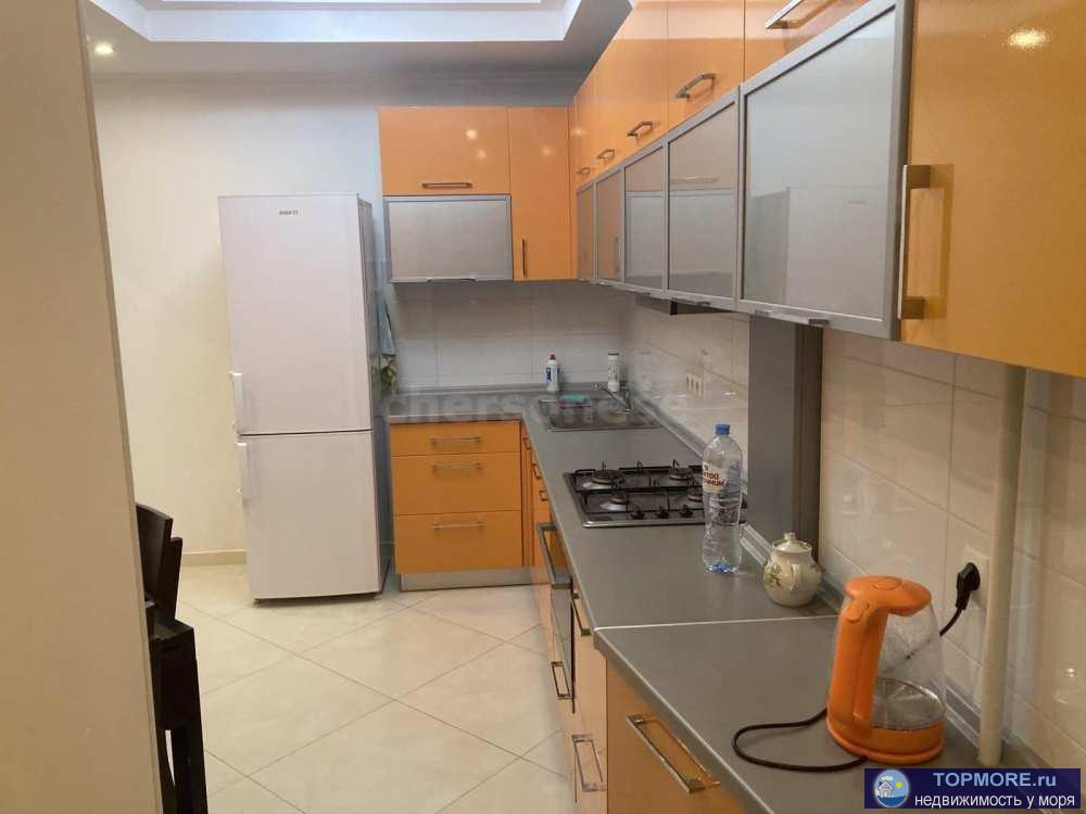 В продаже видовая однокомнатная квартира с интересной планировкой.  Панорамное остекление, десятый этаж, вид на море... - 1