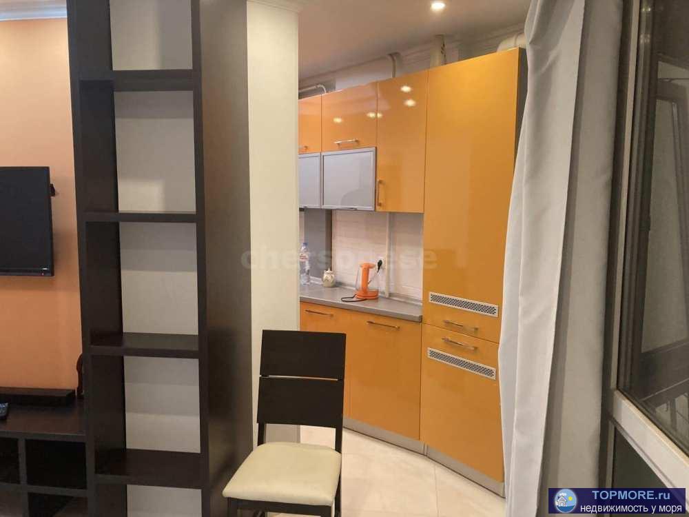 В продаже видовая однокомнатная квартира с интересной планировкой.  Панорамное остекление, десятый этаж, вид на море... - 2