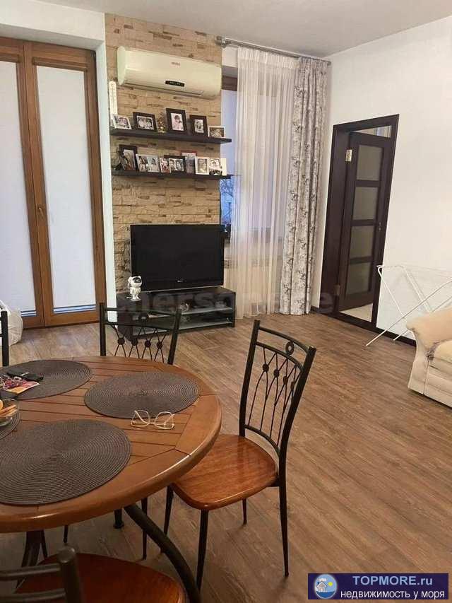 В квартире есть всё необходимое-мебель, техника.   	евроремонт 	высокие потолки 3.5м 	толстые стены. хорошая...