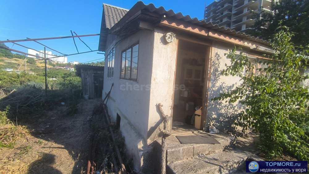 Дача в черте города  Заведен свет, городская круглогодичная вода. Отопление печное.  Участок 5 соток, растут плодовые...